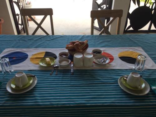 Petit-Déjeuner Sur La Terrase